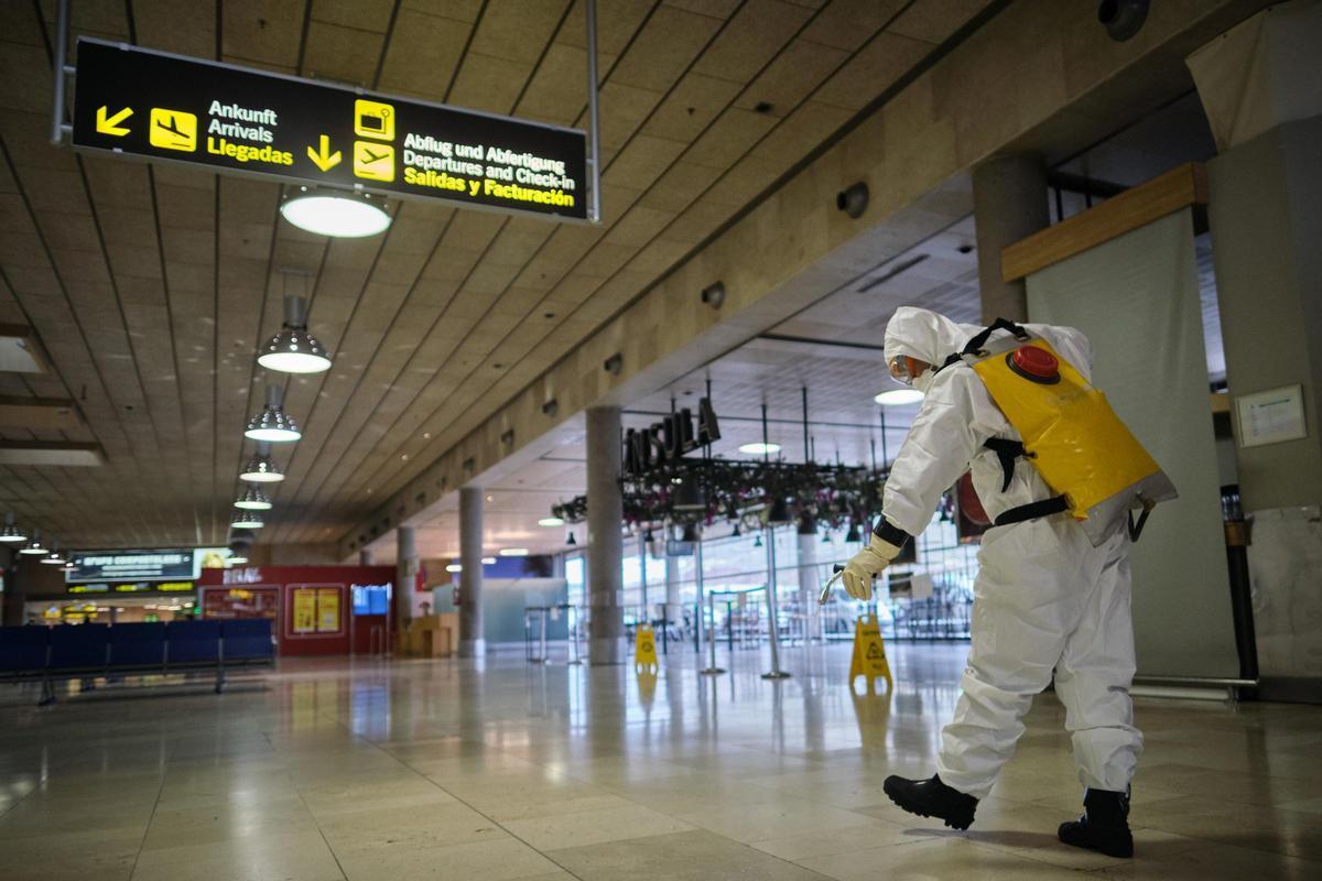 Efectivos de la UME desinfectan el aeropuerto de Los Rodeos.