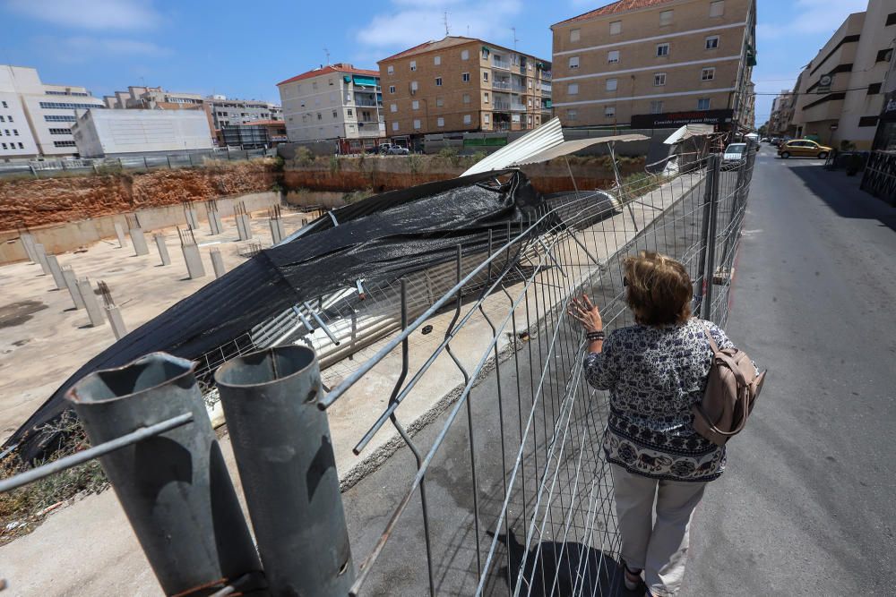 El Ayuntamiento ha costeado un vallado provisional de seguridad en la manzana de la obra del centro comercial abandonado desde hace una década tras desentenderse la propiedad de las reclamaciones muni