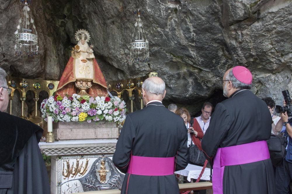 El Arzobispo de Oviedo, en Covadonga