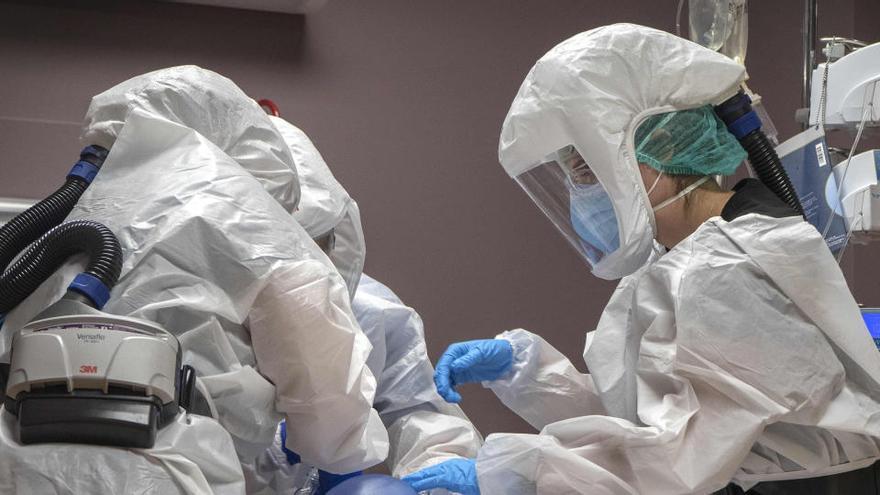 Sanitarios estadounidenses atienden a un paciente de COVID-19.