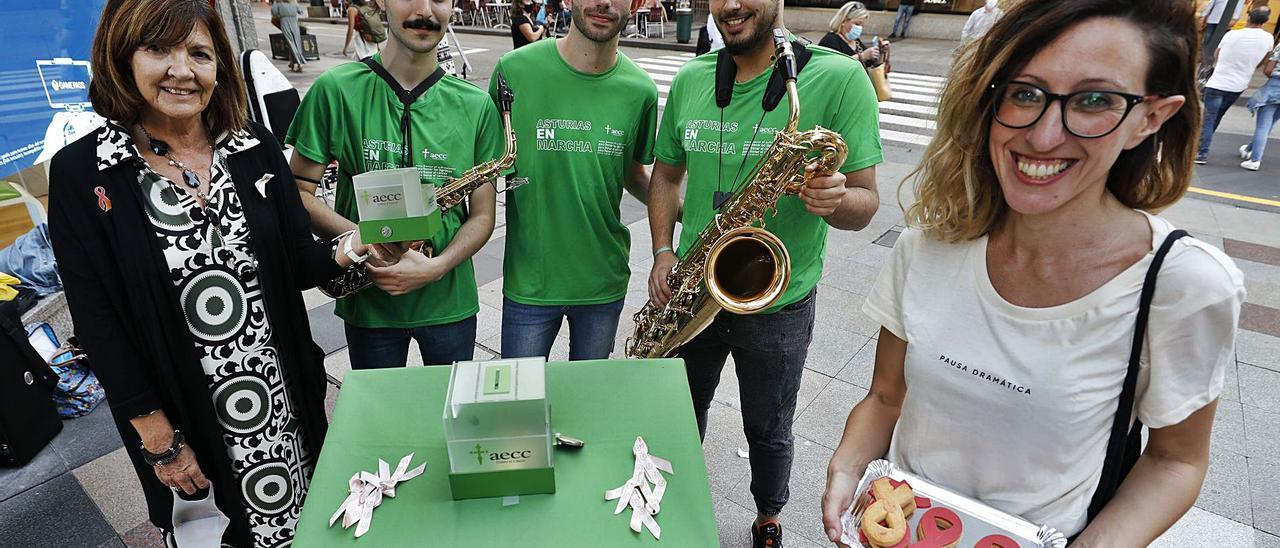 Por la izquierda, la presidenta en funciones de la Asociación Española Contra el Cáncer (AECC) en Asturias, Margarita Fuente, los músicos Javier Villegas, Miguel Álvarez y David del Monte, y la coordinadora de voluntariado de la asociación, Mónica Díaz. | Luisma Murias