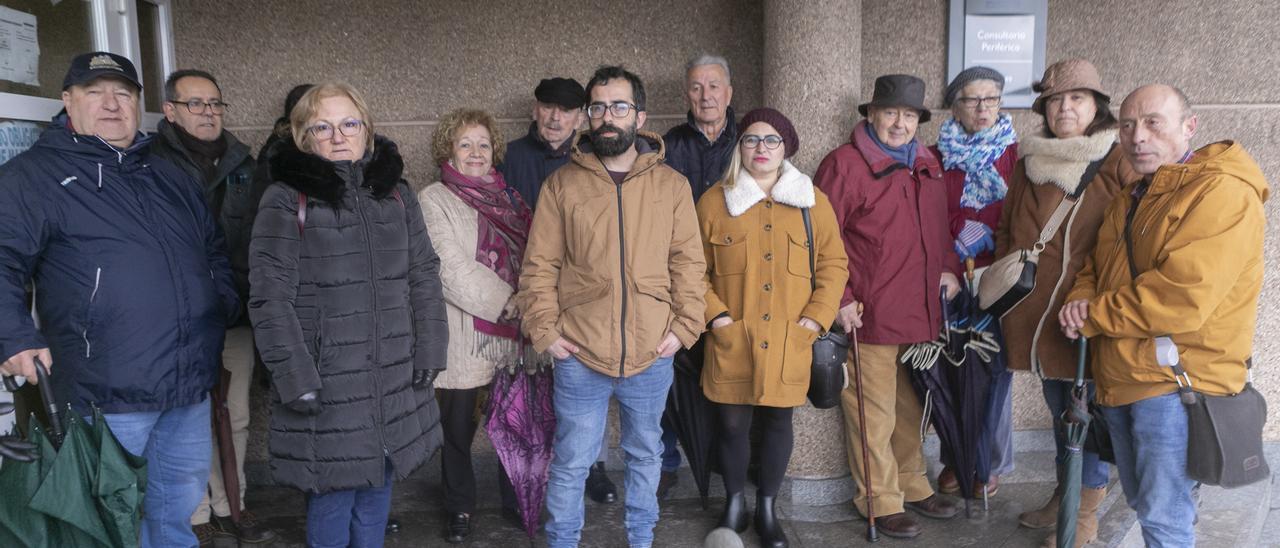 Concejales de CA, con usuarios del consultorio periférico de Llaranes.