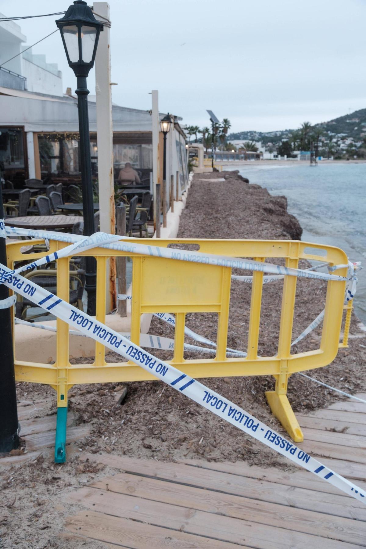 Precintan el bar Flotante de Talamanca por el peligro de su estructura tras el temporal