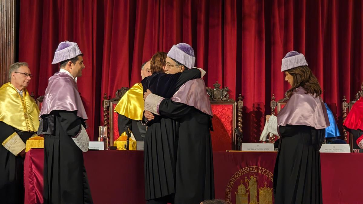 Juan Pascual Leone y Mavi Mestre durante la entrega del doctorado Honoris Causa en la Universitat de Valencia (UV)