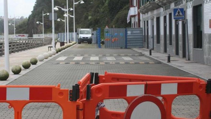 Un vehículo, al fondo, en el carril que se habilitará al tráfico en el paseo marítimo, ayer aún vallado.