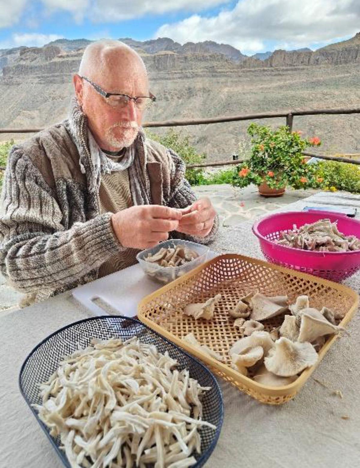 Necesitan ser limpiadas antes de poder conservarlas y las patas de la seta después de secarlas, se muelen para convertirlas en harina, que se utiliza para añadir umami a muchos platos. | ARI Y TAPANI KOTISAARI
