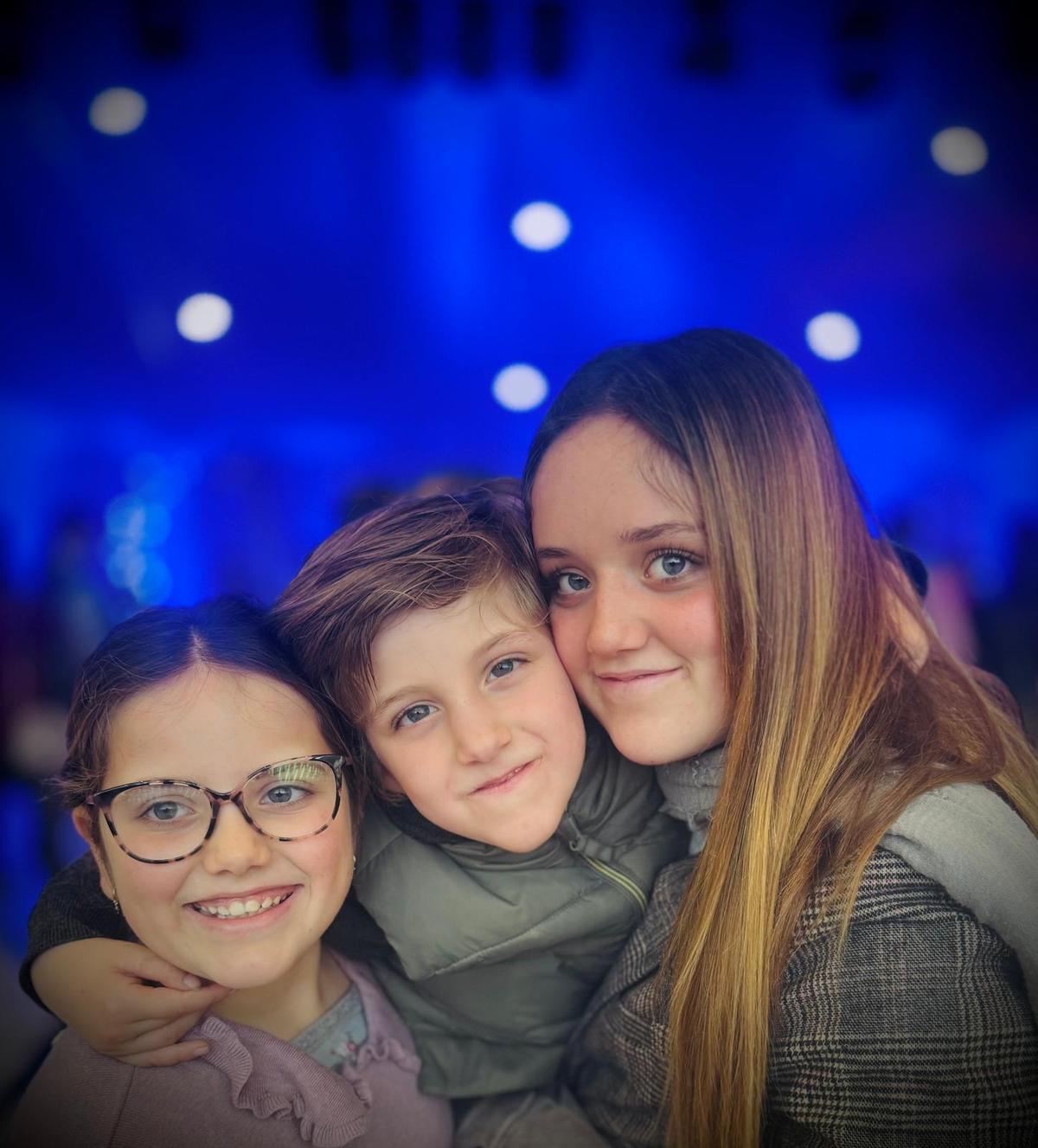 Javi, junto a sus hermanas.