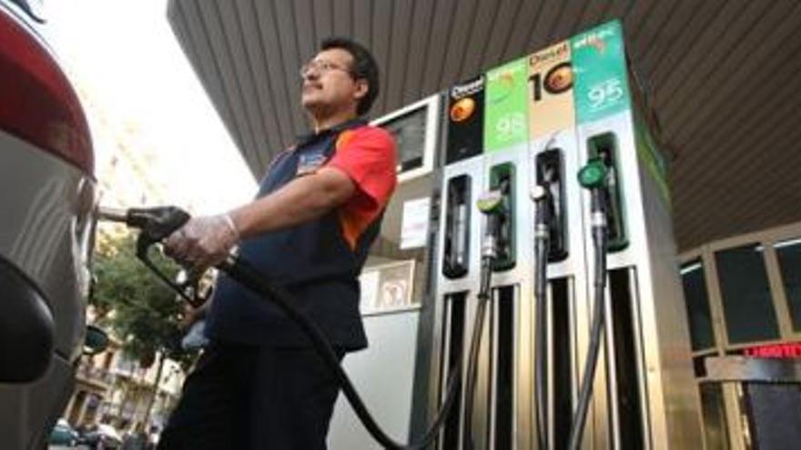 El precio de la gasolina sube en España 10 puntos más que en la zona euro este año
