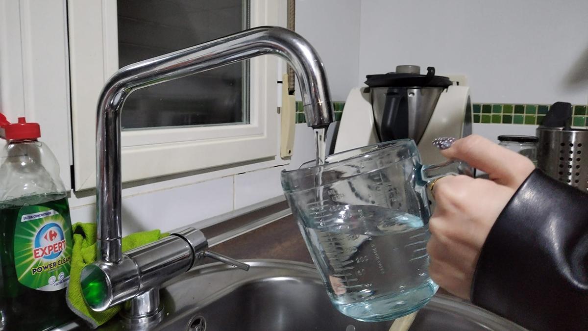 Una persona llena una jarra con agua del grifo
