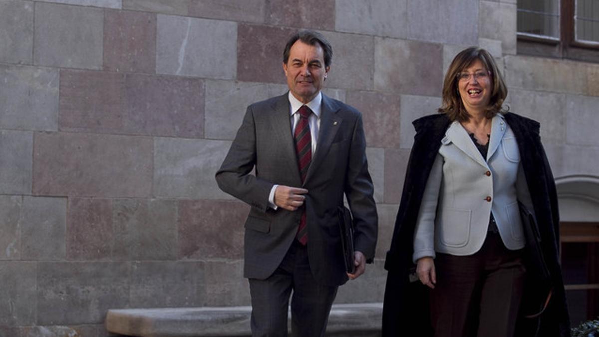 El 'president' Artur Mas y la 'consellera' Irene Rigau, a su llegada a la Generalitat para la reunión del Consell de Govern.