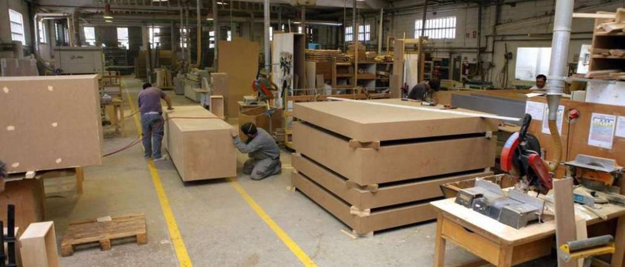 El sector del mueble de A Estrada pierde 17 de sus fábricas desde el inicio  de la crisis - Faro de Vigo