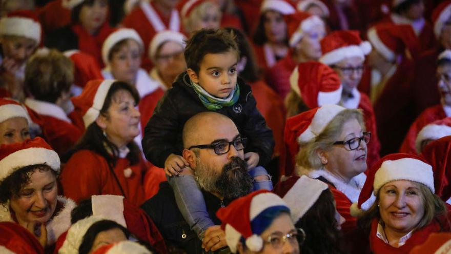 Advent auf Mallorca ist, wenn Weihnachtsfrauen fröhlich in der Reihe tanzen