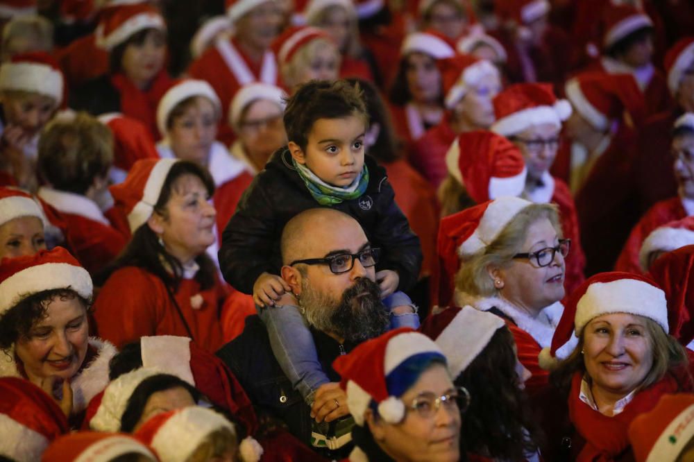 Más de 1.200 Papás Noel bailan en línea en el Born de Palma