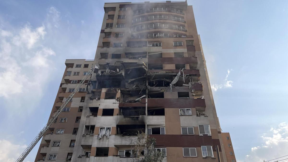 Un edificio de Teherán dañado durante el ataque de Israel contra Irán.