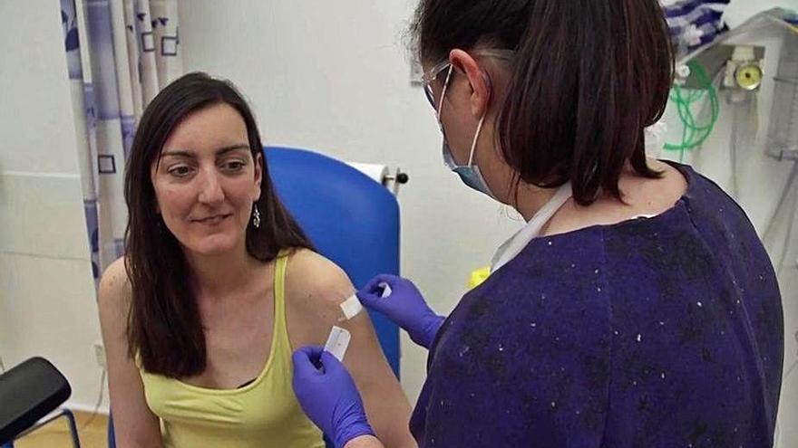 Una microbióloga recibe una dosis de la vacuna de Oxford