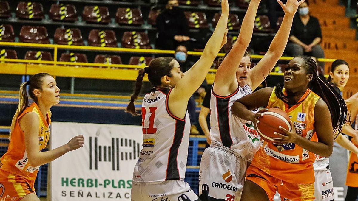 Vanessa Gidden debutó con la camiseta naranja pero necesita todavía mucho acoplamiento al equipo. |