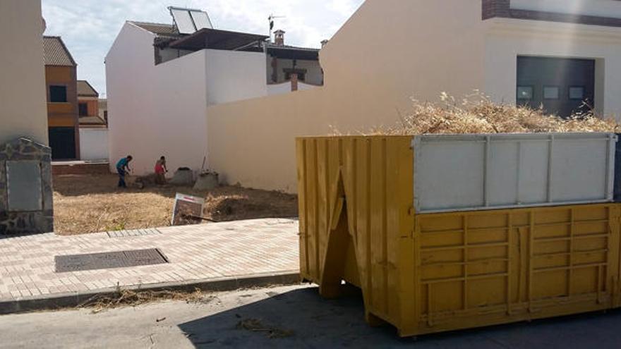 Uno de los solares en los que ha intervenido el Ayuntamiento de Campillos.