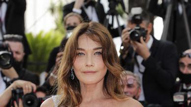 Carla Bruni deslumbra con un vestido azul plateado en el Festival de Cannes