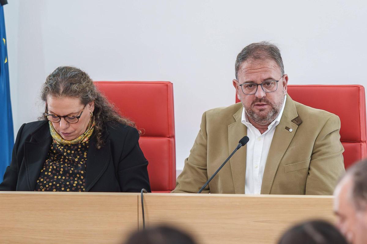 Antonio Rodríguez Osuna, junto a Carmen Yáñez, en el pleno emeritense.