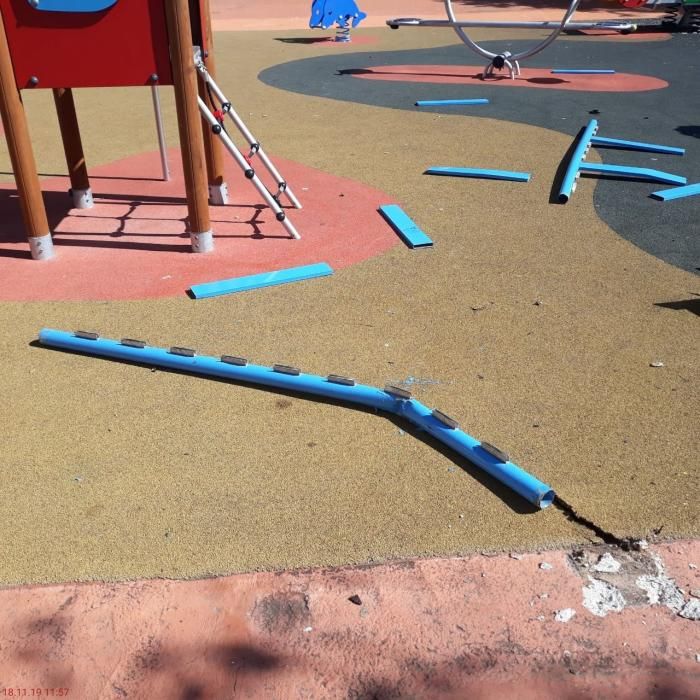 Un vehículo destroza un parque infantil en Los Arapiles