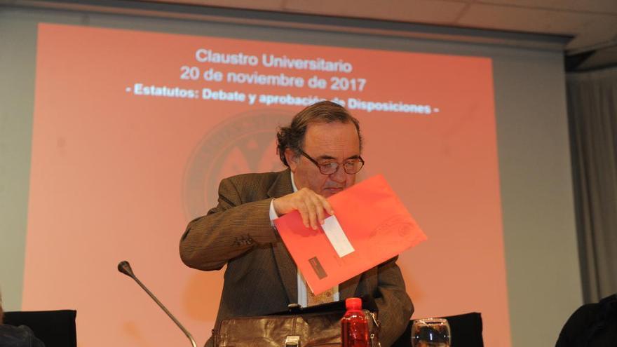 Orihuela finalmente no se presenta a la reelección a Rector de la UMU