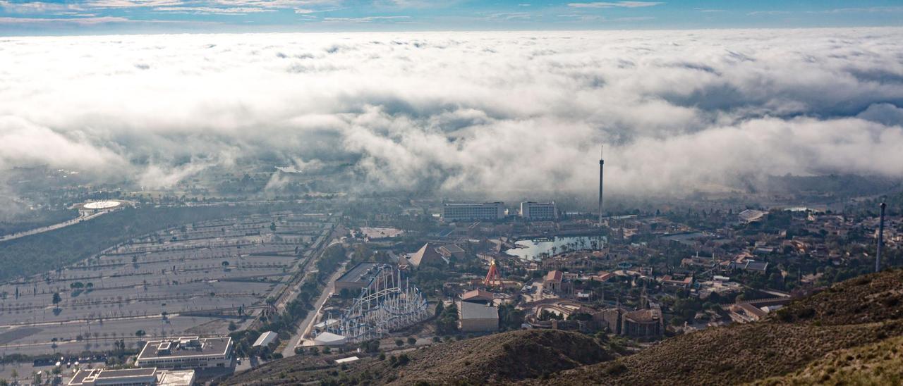 La niebla sobre Terra Mítica en Benidorm