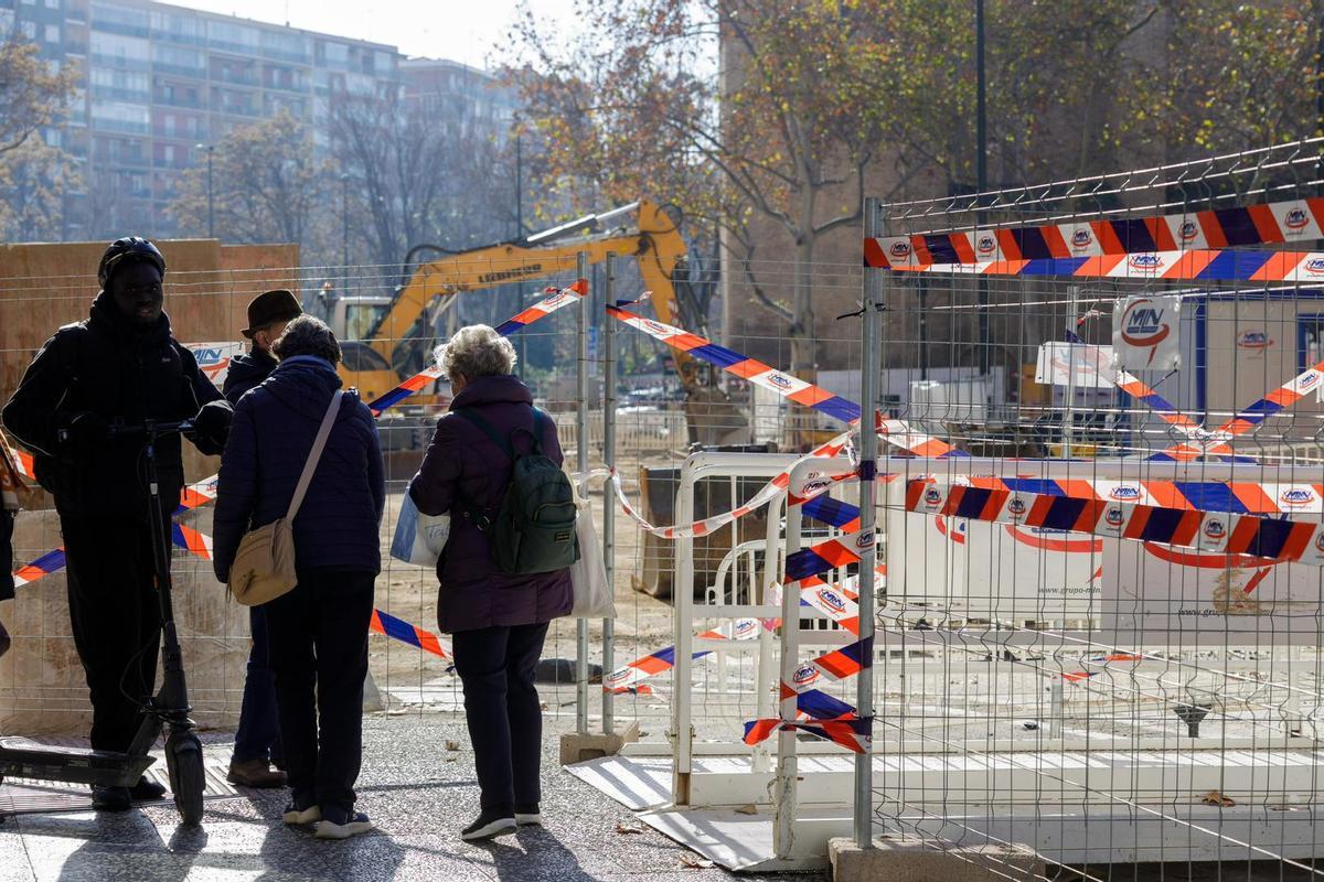 Intervención de los bomberos en la plaza San Miguel de Zaragoza.