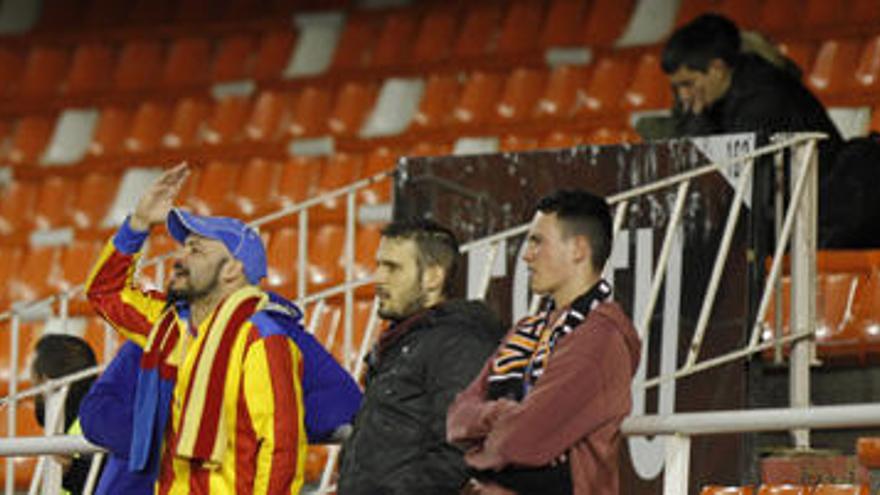 La grada semivacía de Mestalla.