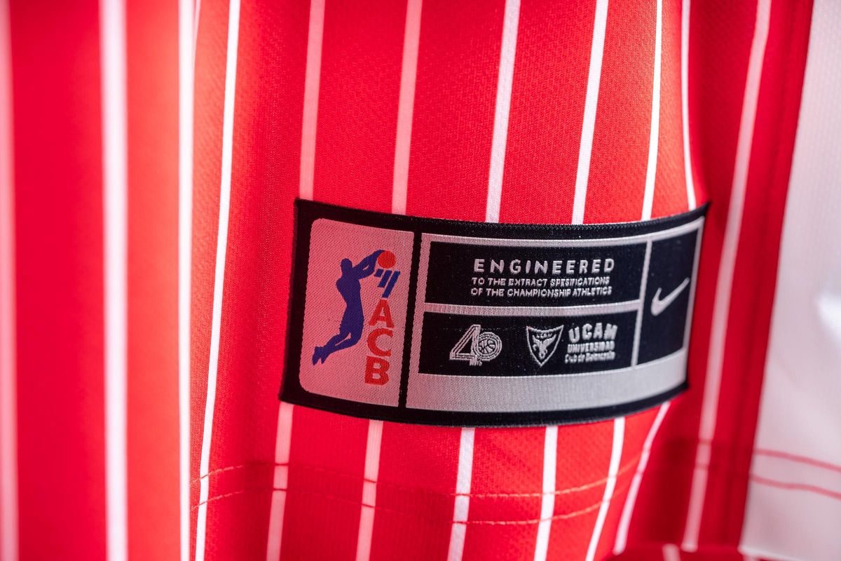 Detalle de la camiseta del UCAM Murcia de su guiño a 1996.