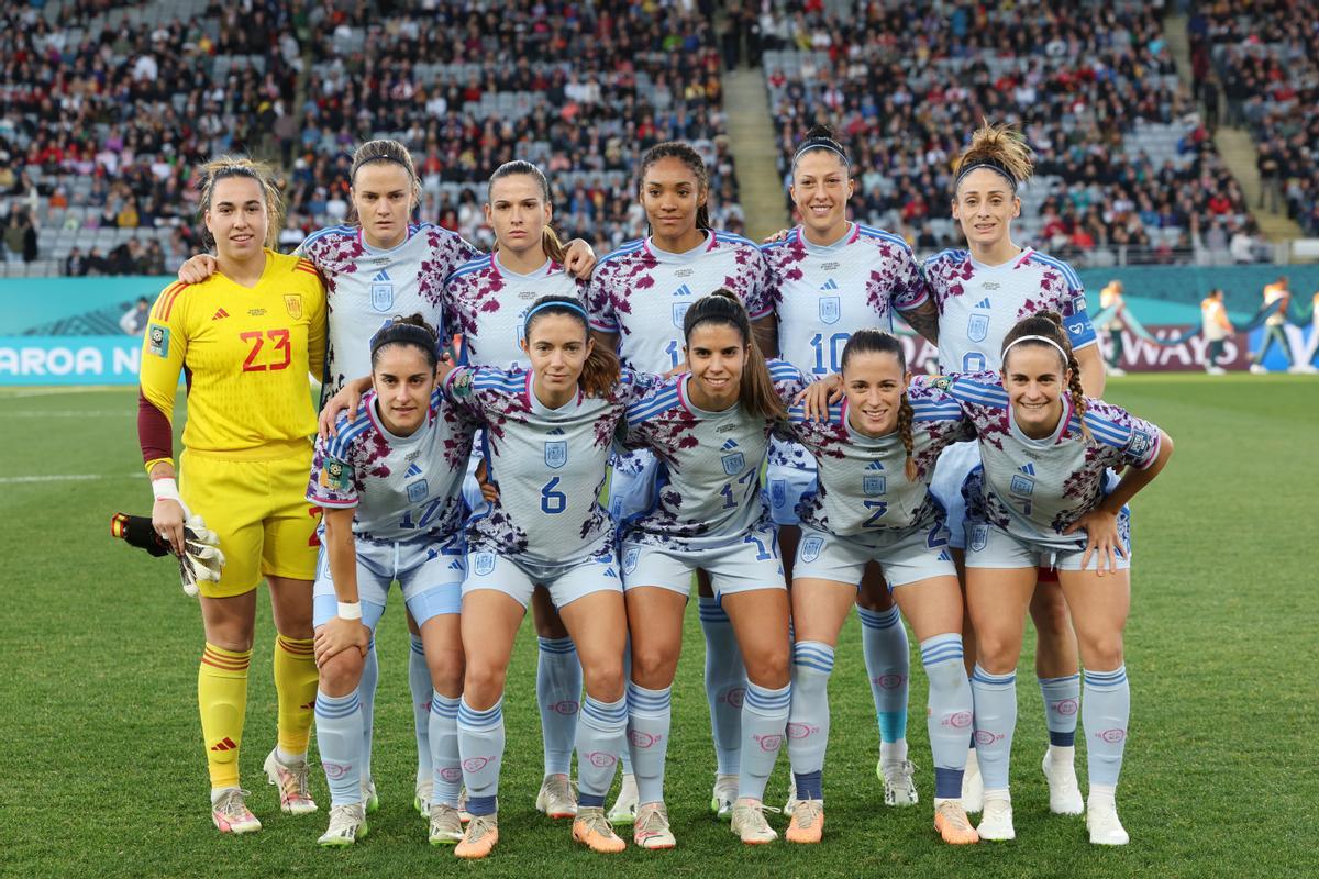 Auckland (Australia), 05/08/2023.- Spanish players line up for their team photo during the FIFA Women’s World Cup 2023 Round of 16 soccer match between Switzerland and Spain at Eden Park in Auckland, New Zealand, 05 August 2023. (Mundial de Fútbol, Nueva Zelanda, España, Suiza) EFE/EPA/SHANE WENZLICK AUSTRALIA AND NEW ZEALAND OUT