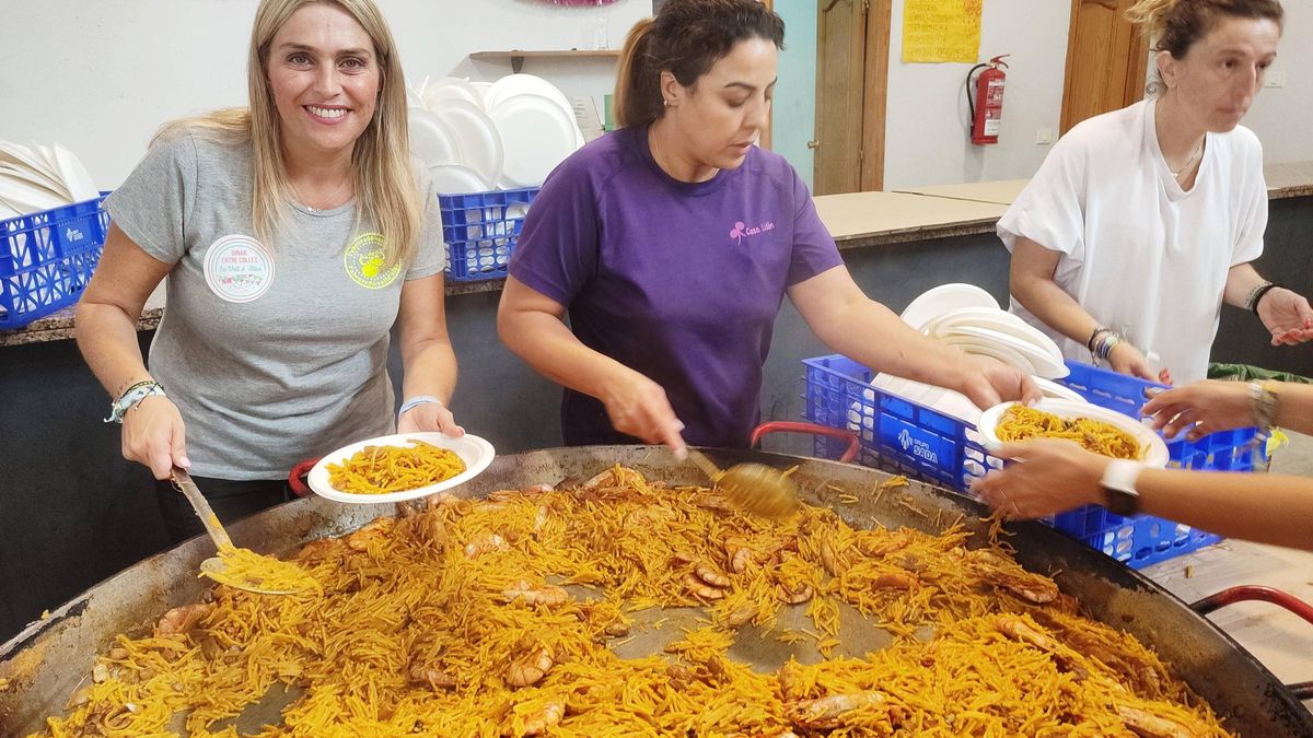 La alcaldesa, Marta Barrachina, durante el reparto de la fideuà entre las collas.