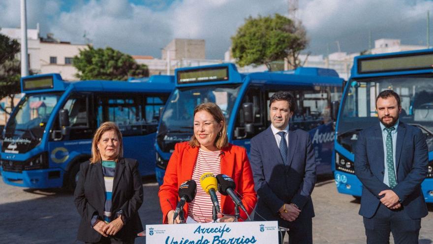 La alcaldesa de Arrecife, la concejala de Movilidad y representantes de la empresa suministradora de los vehículos. | | PRENSA ARRECIFE