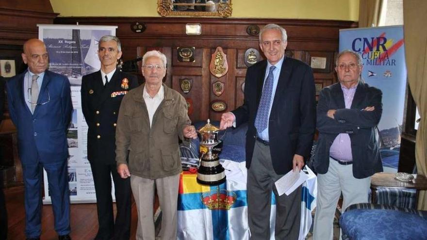 Presentación de la prueba y del trofeo en el Real Club de Regatas Galicia. // S.A.