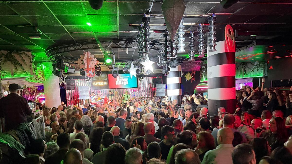 Una sesión de 'tardeo' en la discoteca Rumbo de Valencia; la media de edad es mayor que por la noche.