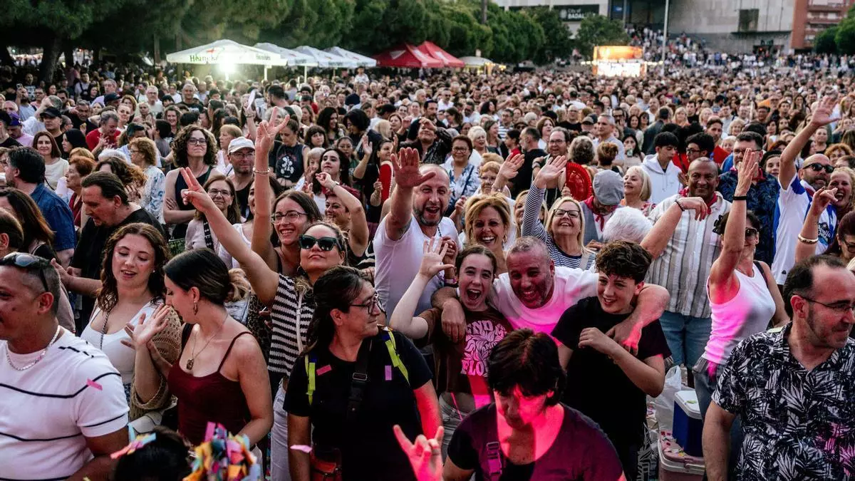 Badalona revive los 80 con un multitudinario ‘Tardeo del Dimoni’ en la plaza President Tarradellas