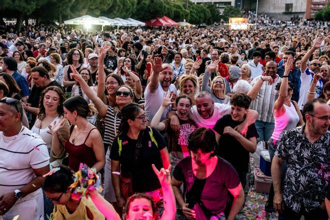 Badalona revive los 80 con un multitudinario Tardeo del Dimoni’ en la plaza President Tarradellas