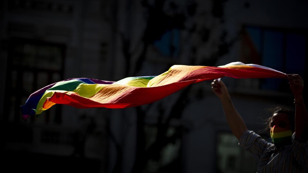 Una bandera arcoíris por el día del orgullo.