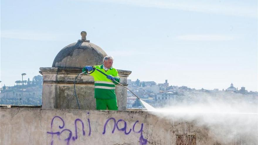 Detenida una joven de 14 años por realizar pintadas en el puente de Palmas de Badajoz