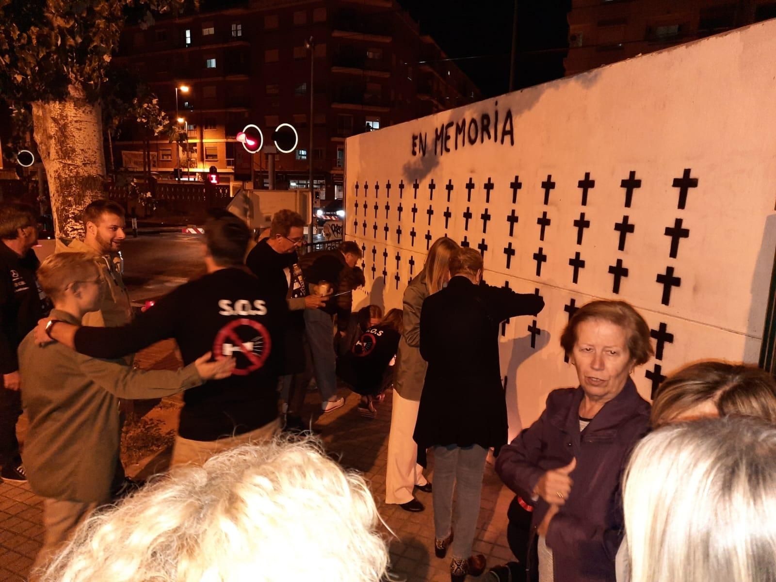 Vigilia en el paso a nivel de Alfafar por las víctimas