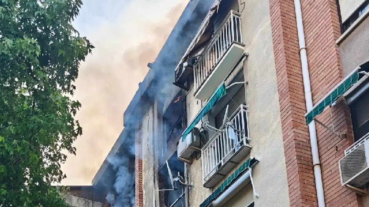 Cinco personas hospitalizadas a raíz de un incendio en un tercer piso de la calle de Prullans de Sabadell