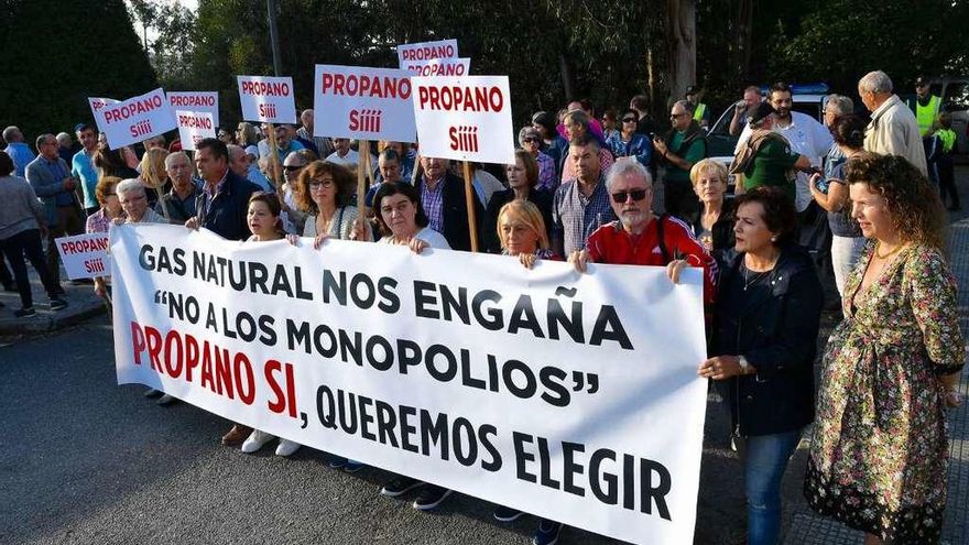 Protesta de vecinos de A Barcala contra el cambio de suministro que tramita Gas Natural.