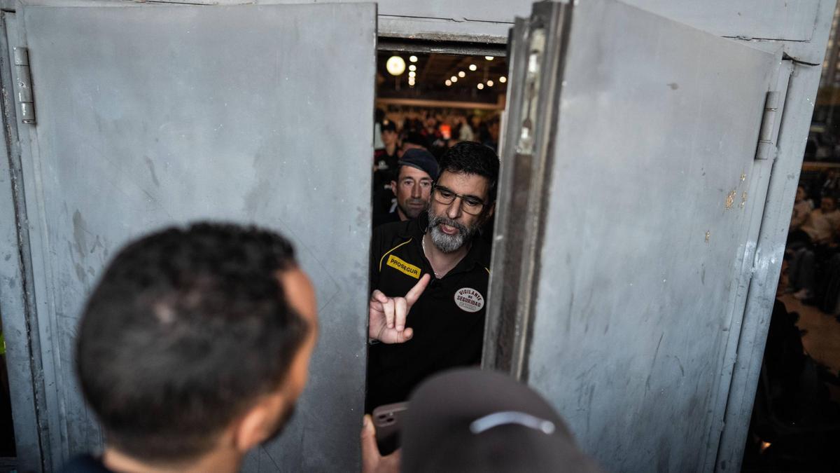 Instalaciones de la estación de Sants, con la entrada prohibida a los viajeros de Cercanías.