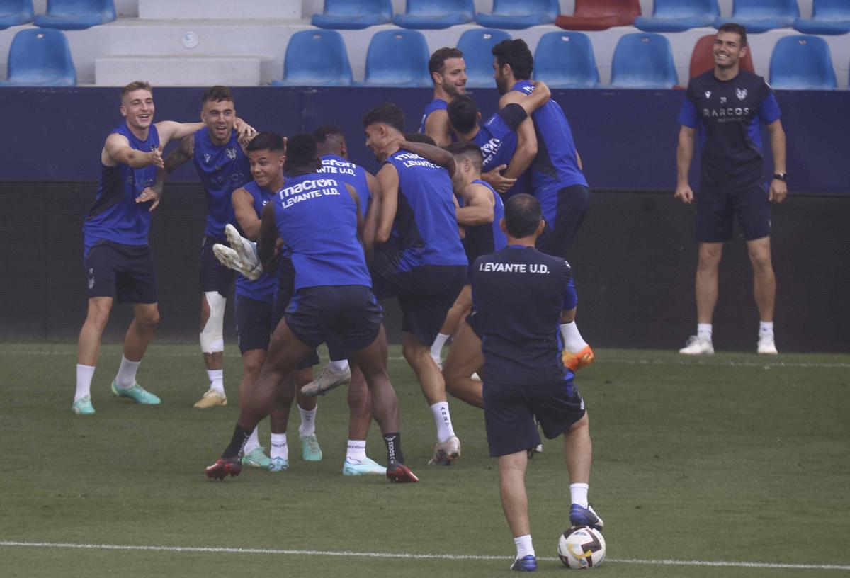 Entrenamiento previo por el ascenso del Levante UD - Superdeporte