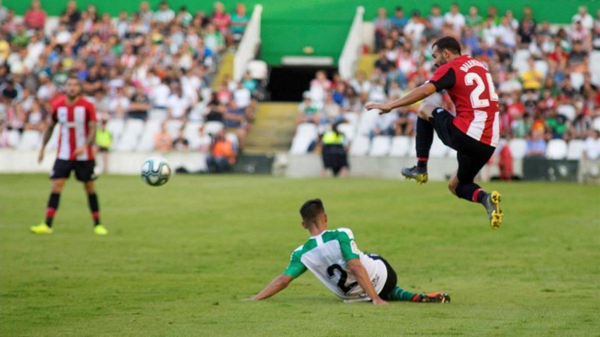 Una disputa de balón durante el encuentro Racing-Athletic de Bilbao.