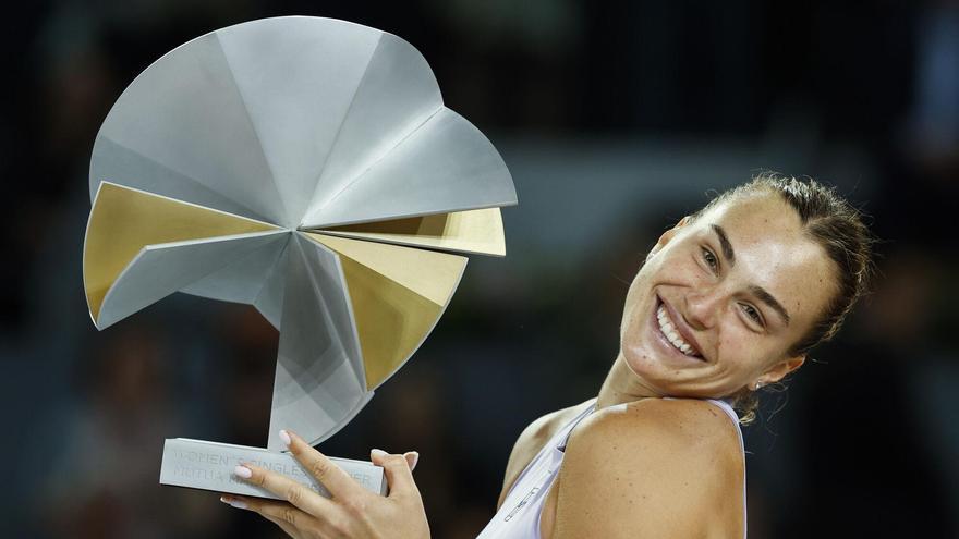 La tenista bielorrusa Aryna Sabalenka posa con el trofeo tras vencer a la estadounidense Coco Gauff en Madrid
