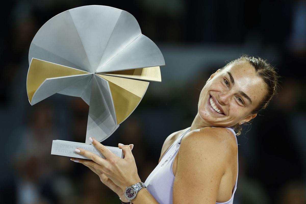La tenista bielorrusa Aryna Sabalenka posa con el trofeo tras vencer a la estadounidense Coco Gauff en Madrid