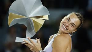 La tenista bielorrusa Aryna Sabalenka posa con el trofeo tras vencer a la estadounidense Coco Gauff en la final individual femenina del Mutua Madrid Open de tenis disputado este sábado en la Caja Mágica, en Madrid. EFE/Chema Moya