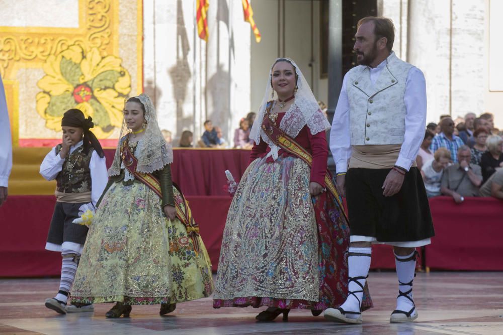 Desfile de las falleras mayores de las diferentes comisiones durante la procesión general de la Mare de Déu dels Desemparats.