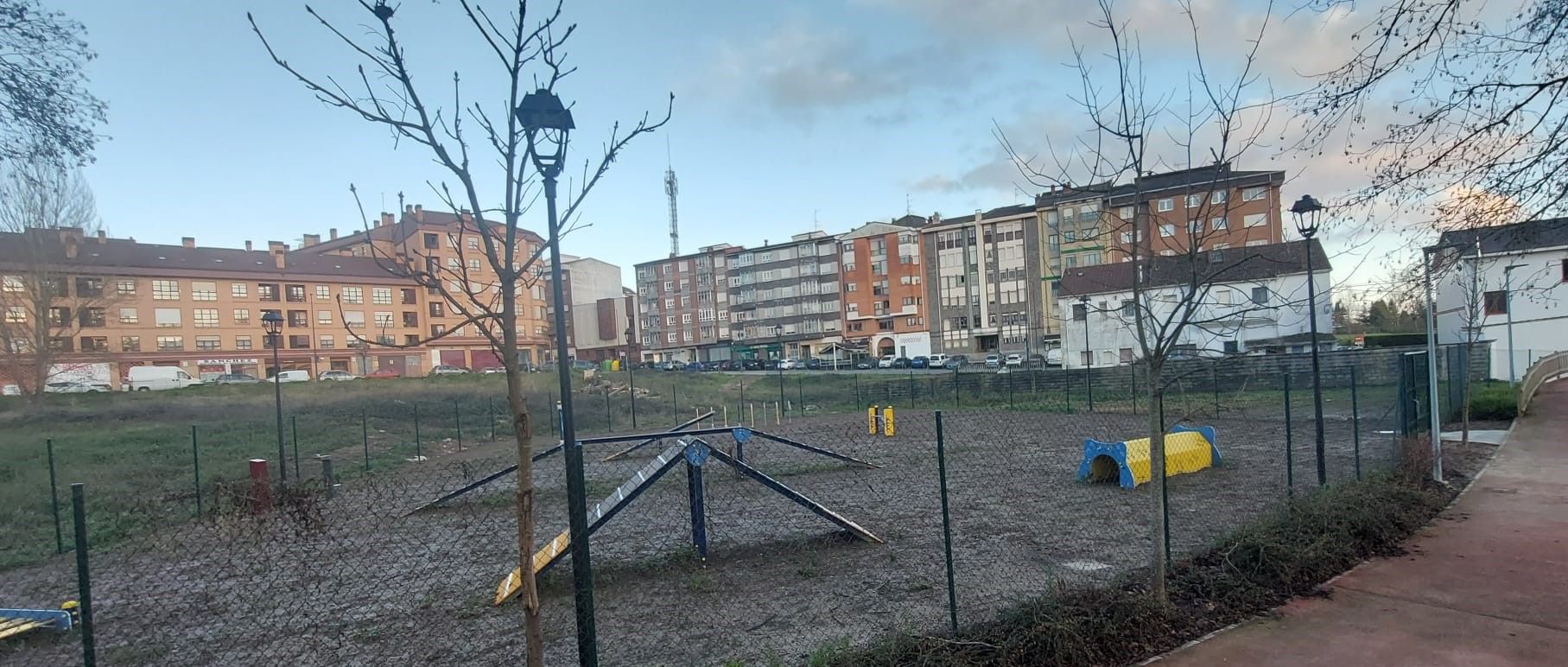 Así se ve ya el parque para perros de Posada de Llanera, con un moderno circuito de obstáculos