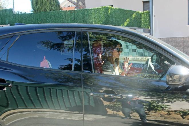 Blanca Suárez saluda desde el coche